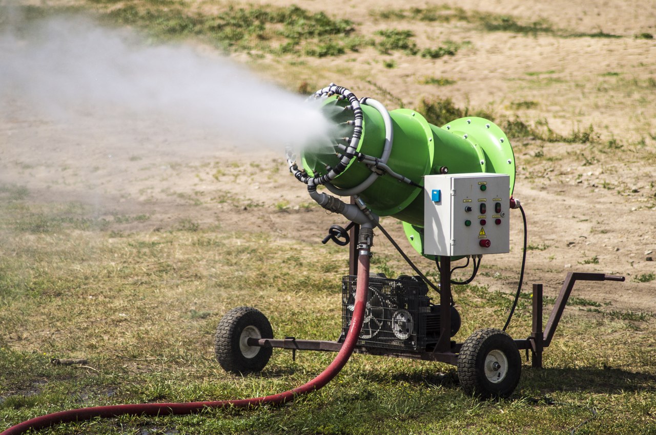 Cнежная пушка ESG-310 в работе, максимальная производительность по снегу 10 куб/час